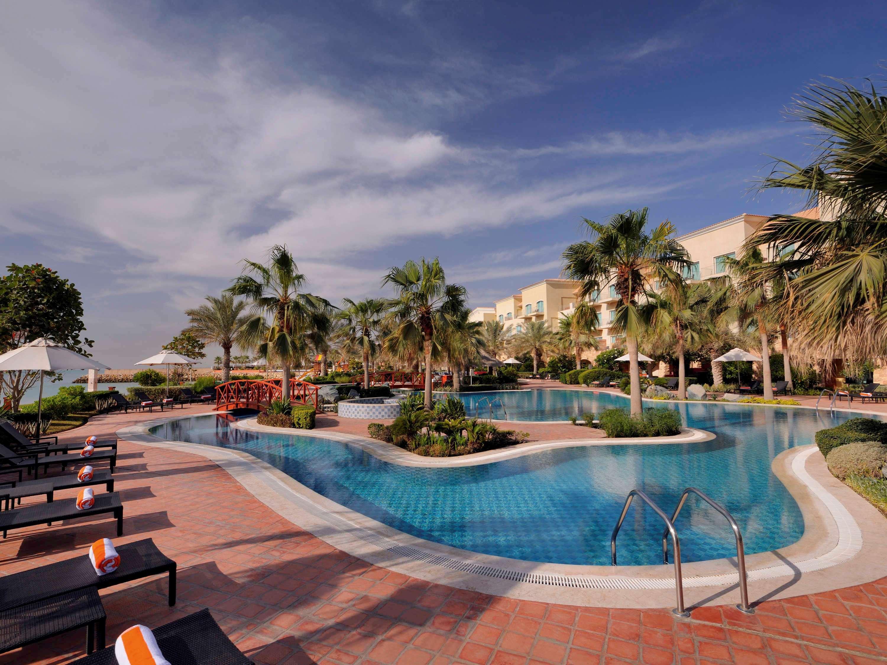 Mövenpick Hotel&Resort Al Bida'a Salmiya Kültér fotó The swimming pool at Jumeirah Creekside