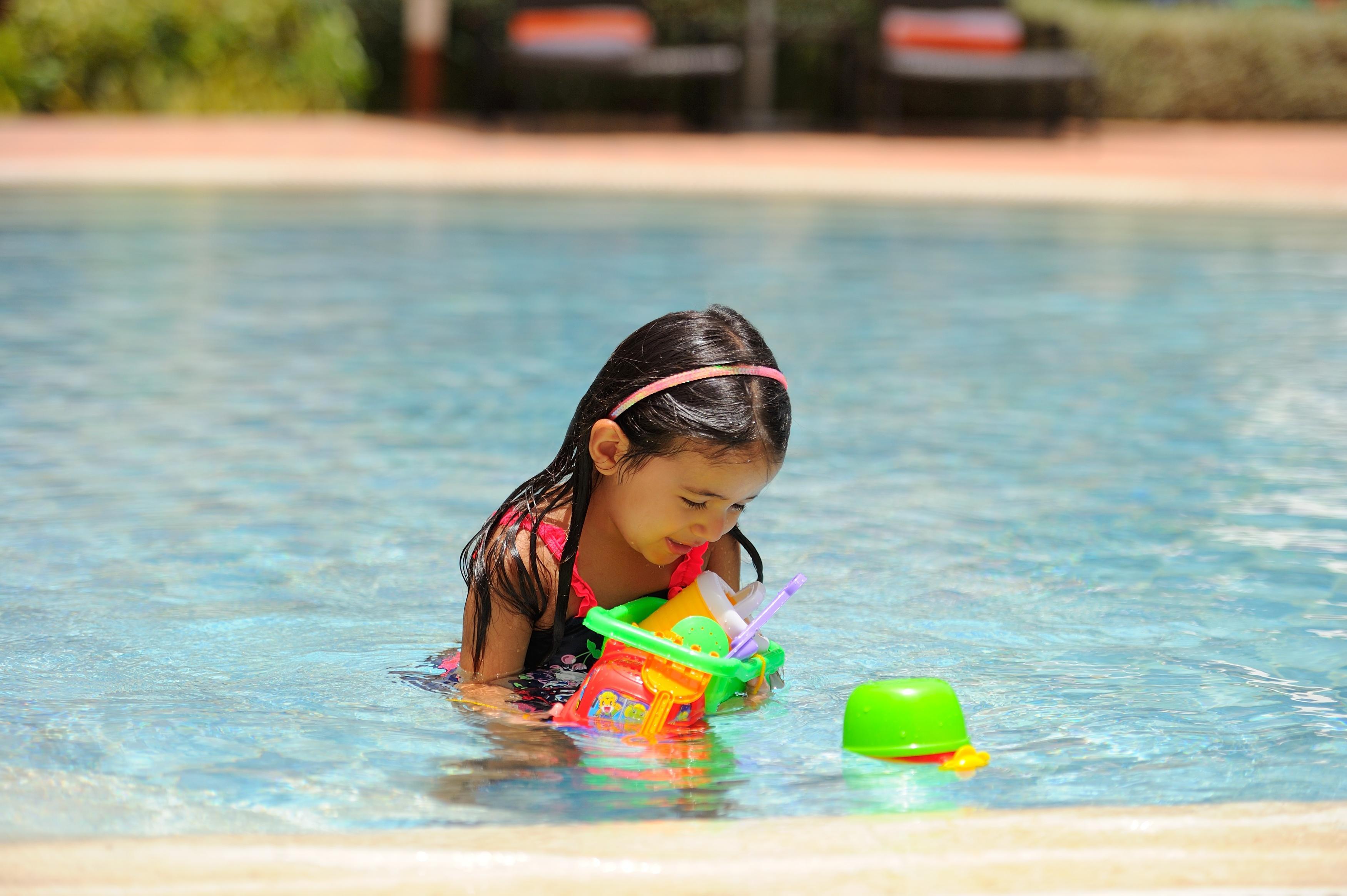 Mövenpick Hotel&Resort Al Bida'a Salmiya Kültér fotó A child playing with toys in a swimming pool