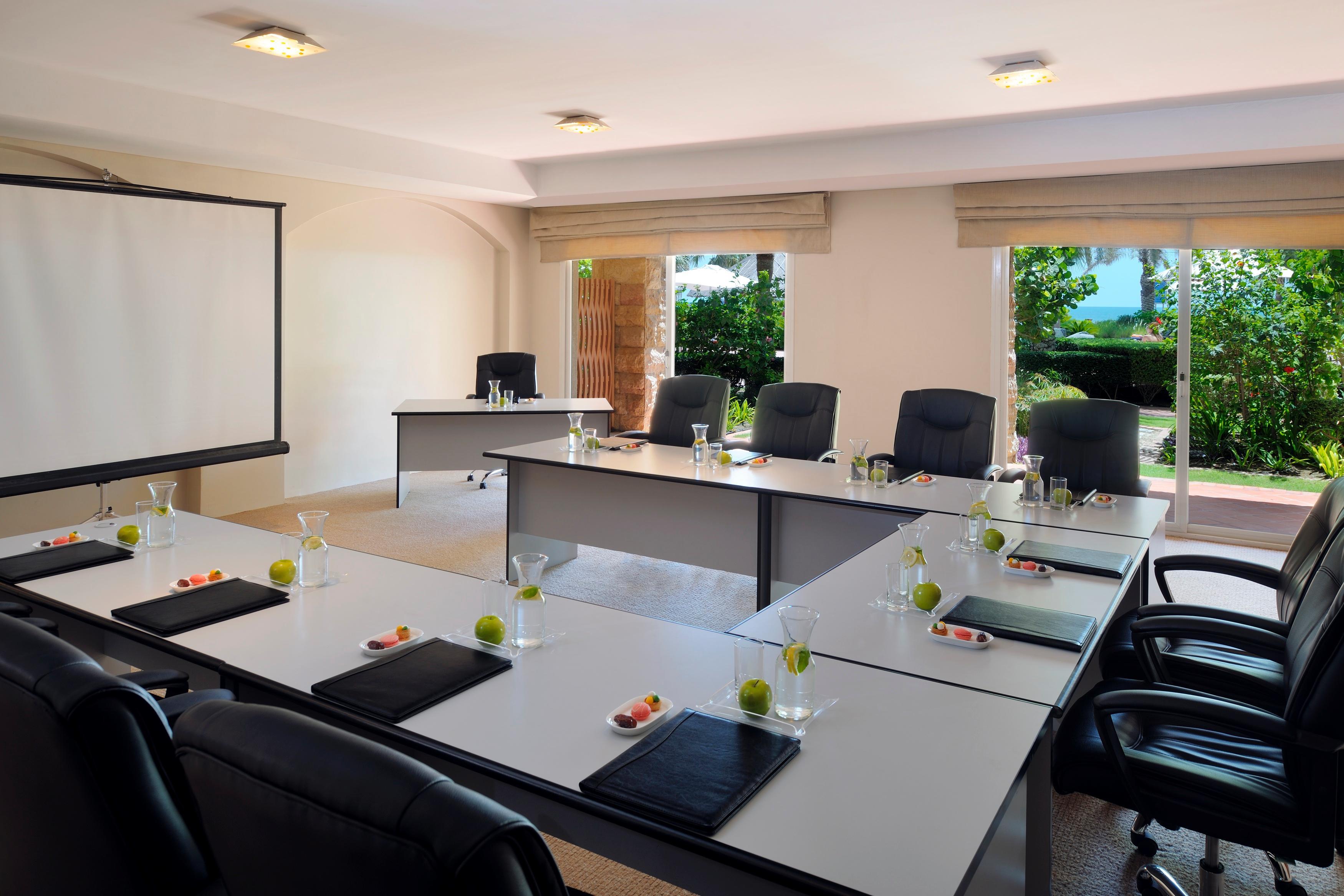 Mövenpick Hotel&Resort Al Bida'a Salmiya Kültér fotó Meeting room at the hotel