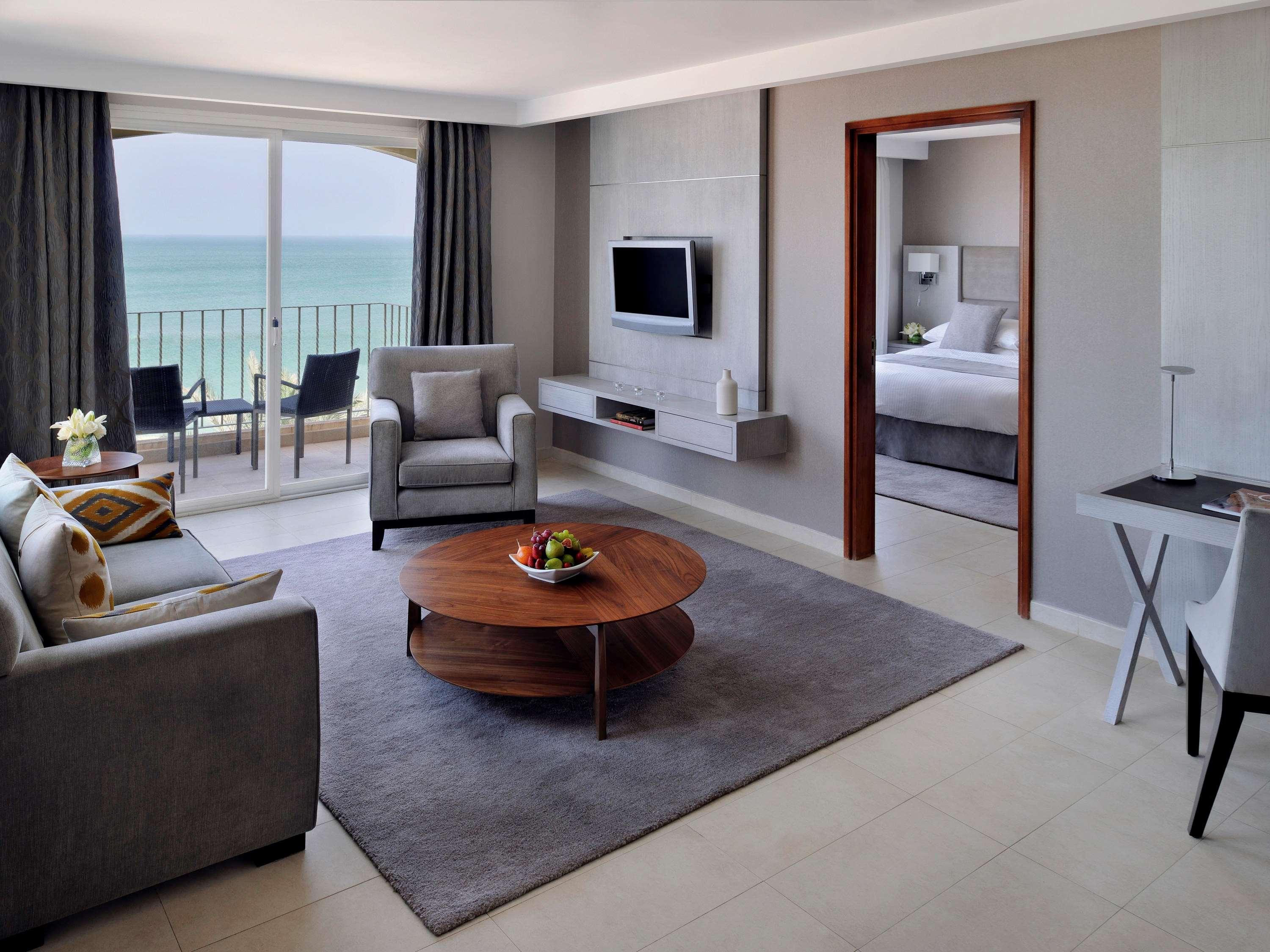 Mövenpick Hotel&Resort Al Bida'a Salmiya Kültér fotó A suite at the Jumeirah Beach Hotel