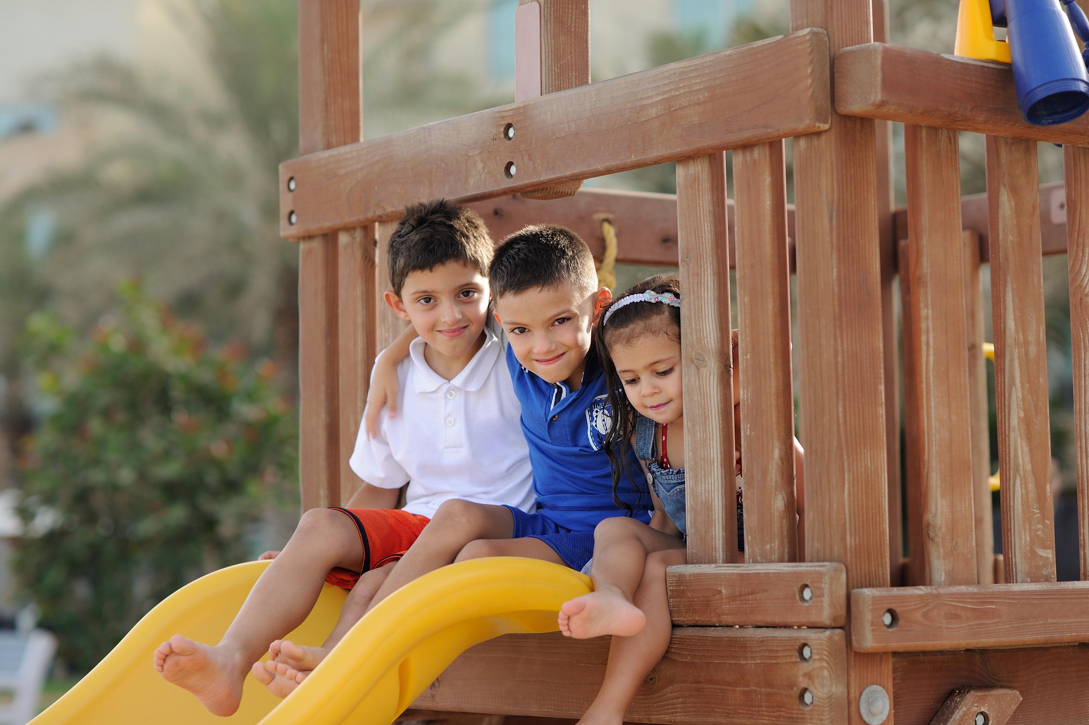 Mövenpick Hotel&Resort Al Bida'a Salmiya Kültér fotó Children playing on a slide