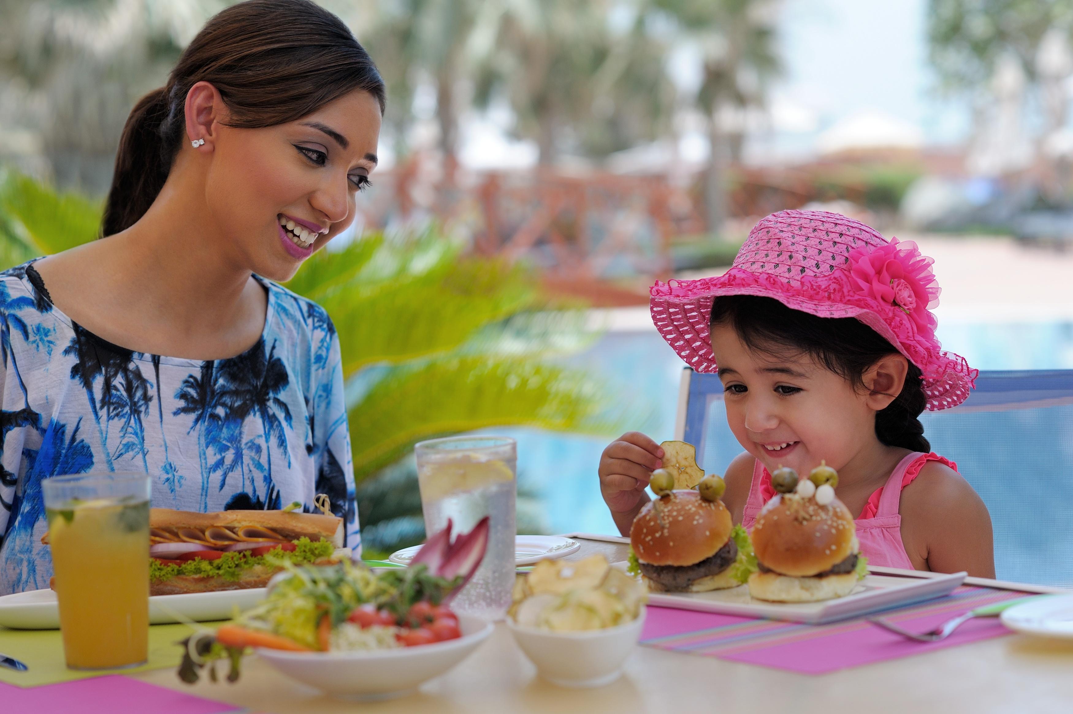 Mövenpick Hotel&Resort Al Bida'a Salmiya Kültér fotó A mother and daughter eating lunch