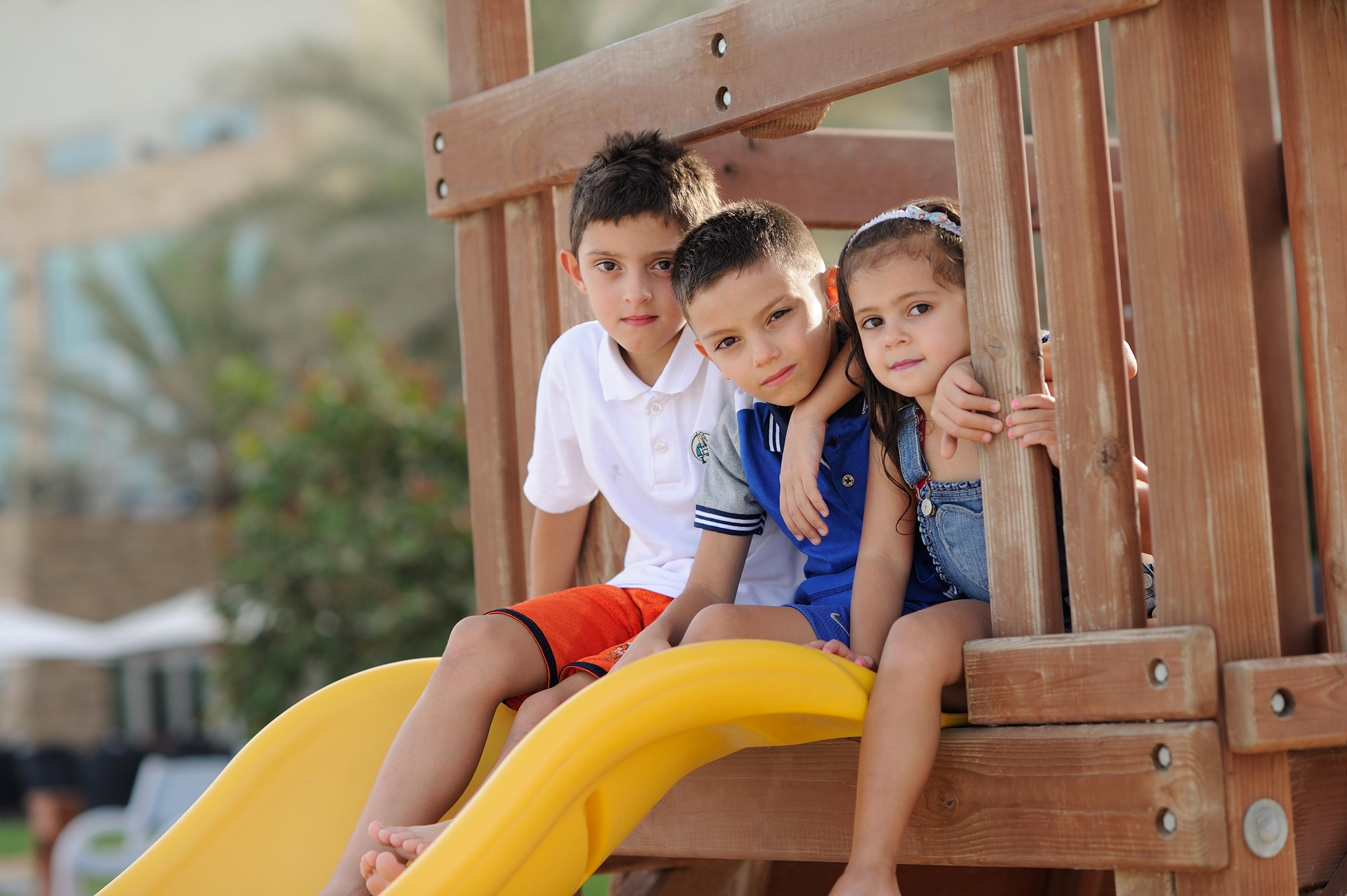 Mövenpick Hotel&Resort Al Bida'a Salmiya Kültér fotó Children playing on a slide