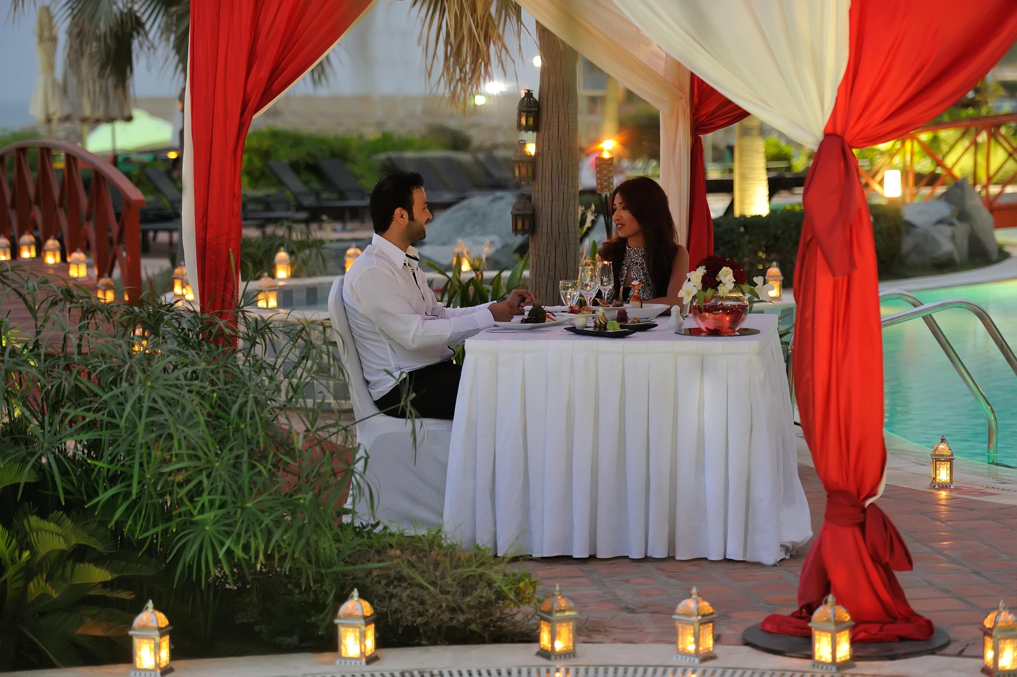 Mövenpick Hotel&Resort Al Bida'a Salmiya Kültér fotó A couple dining at the resort