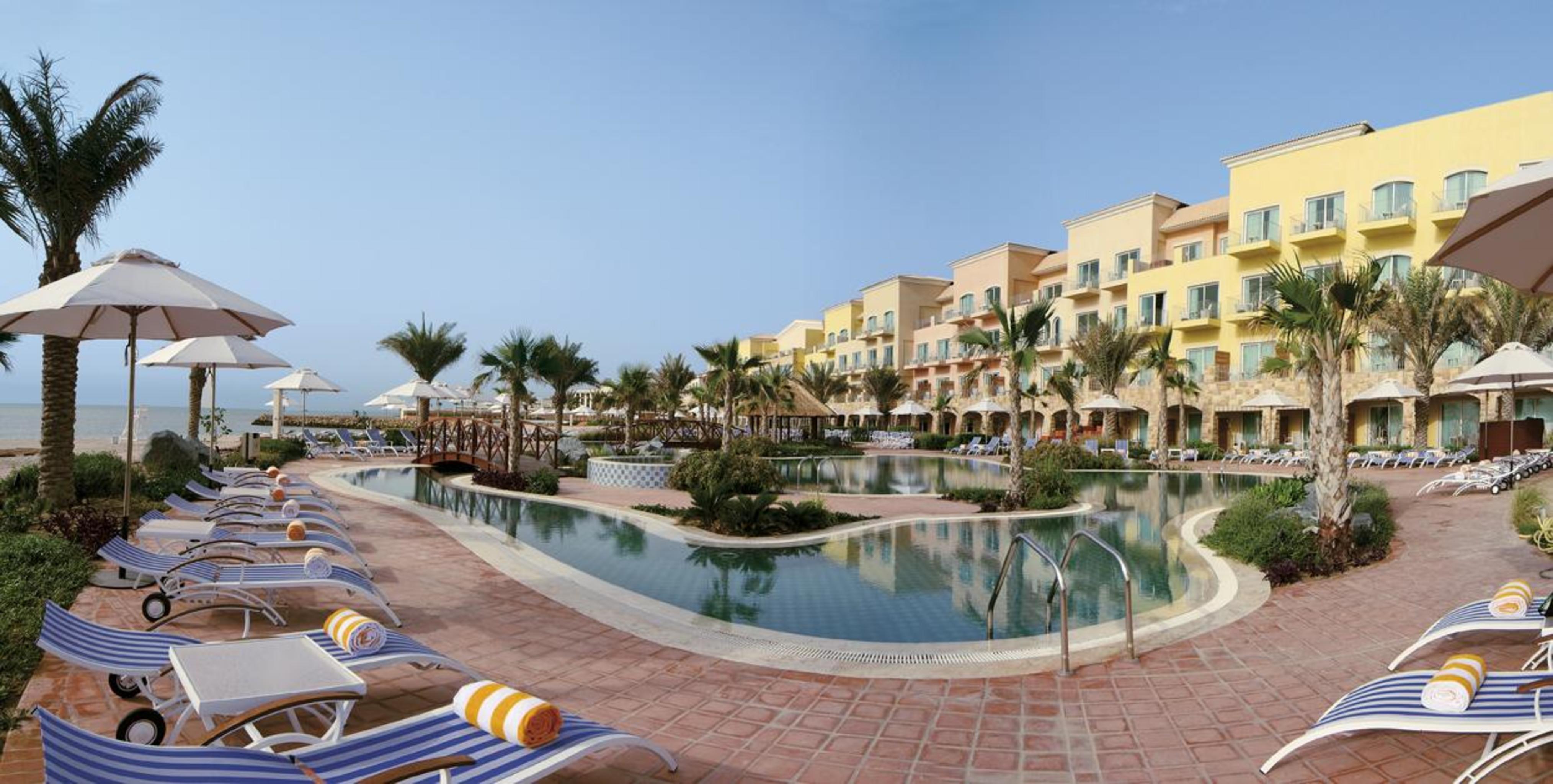Mövenpick Hotel&Resort Al Bida'a Salmiya Kültér fotó The swimming pool at the resort