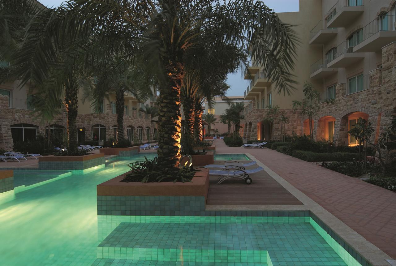 Mövenpick Hotel&Resort Al Bida'a Salmiya Szoba fotó The pool at the hotel