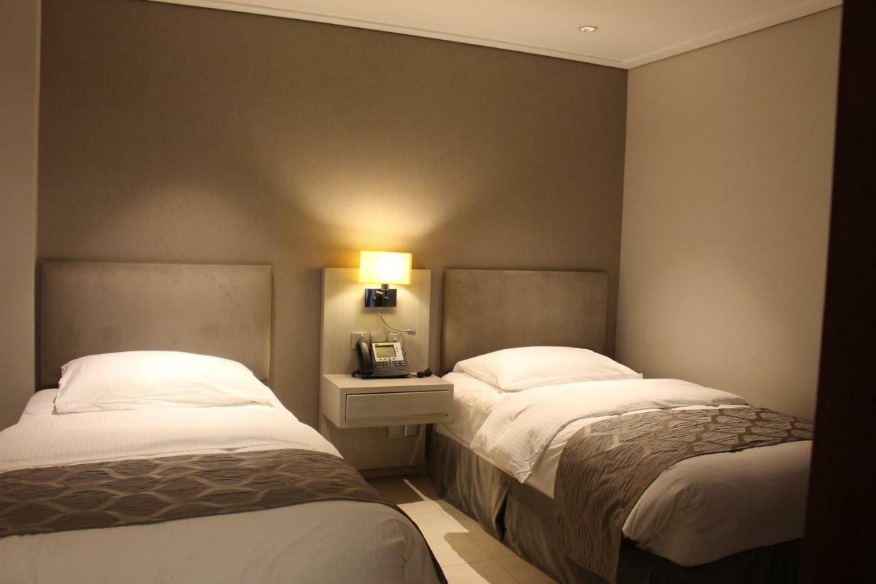 Mövenpick Hotel&Resort Al Bida'a Salmiya Kültér fotó A room at the hotel