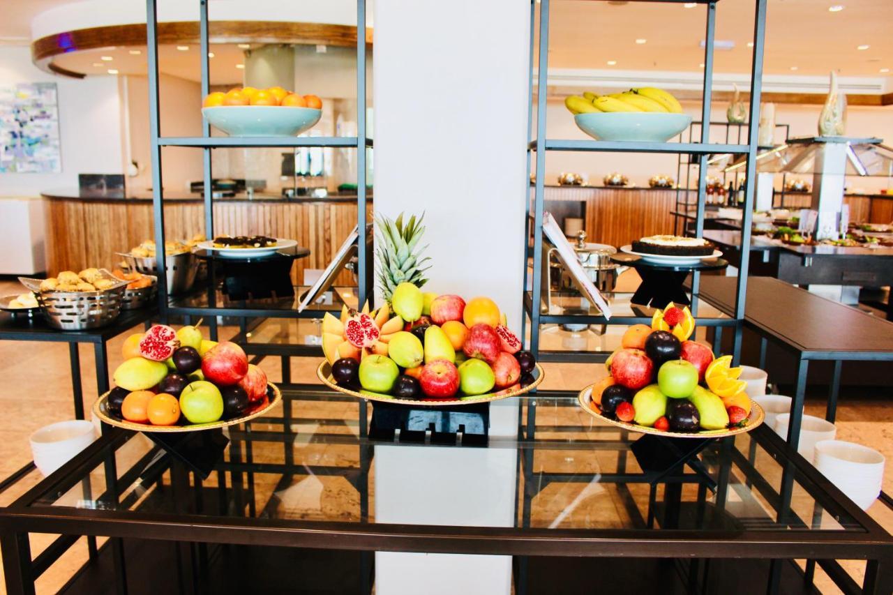 Mövenpick Hotel&Resort Al Bida'a Salmiya Kültér fotó Fruit display at a buffet